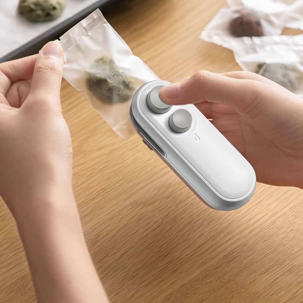 Rechargeable Mini Heat Sealer – Portable Airtight Bag Sealing Machine for Food Storage